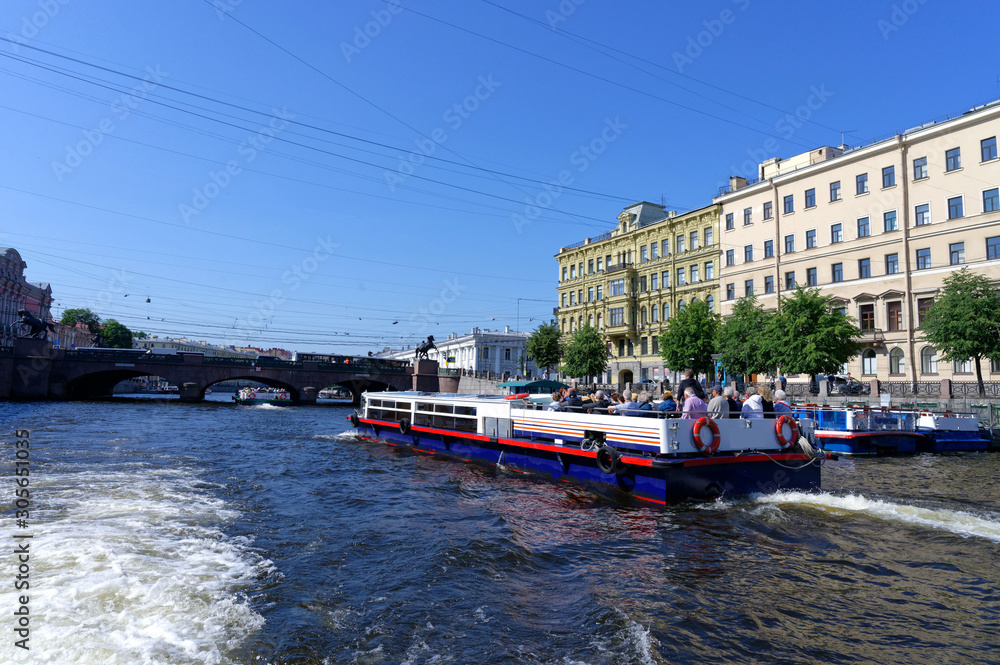 Tourisme sur la rivière Fontanka, Saint-Pétersbourg, Russie