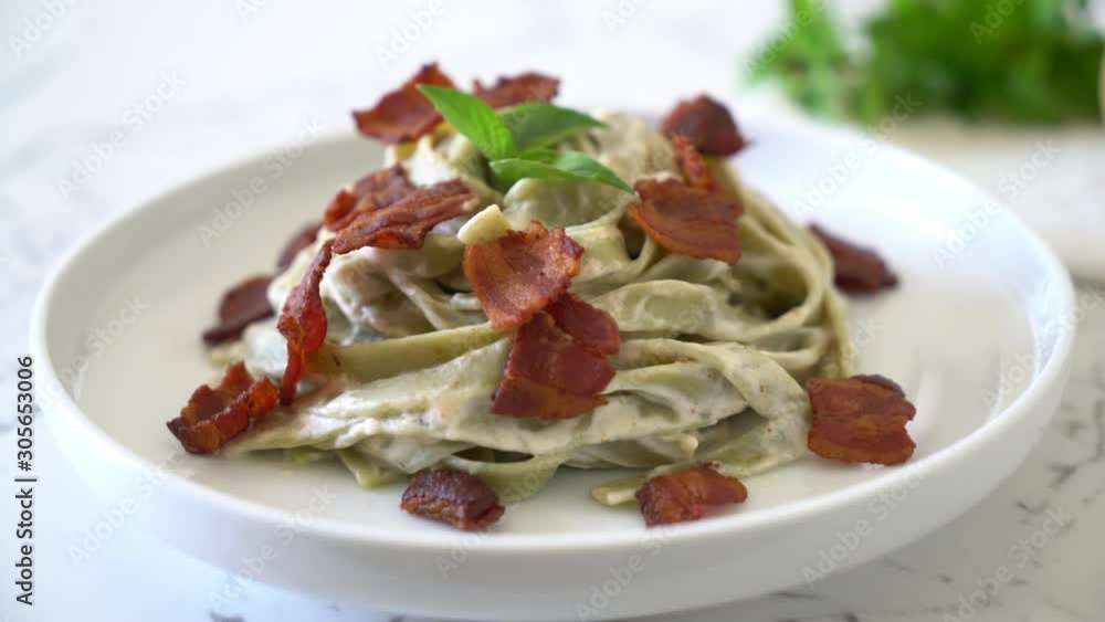 spinach fettuccine with cream cheese white sauce and bacon spinach fettuccine with cream cheese white sauce and bacon