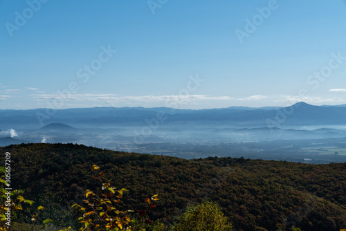 岩手県八幡平市　アスピーテラインから見る朝霧の八幡平の景色 © JunSome