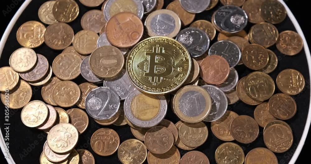 Rotating tray with small coins scattered on it, metal, gold, bitcoin gold coin, symbol of new economy, new world order, banking, cryptocurrency, blockchain, macro, economy, cryptography, close-up Rotating tray with small coins scattered on it, metal, gold, bitcoin gold coin, symbol of new economy, new world order, banking, cryptocurrency, blockchain, macro, economy, cryptography, close-up