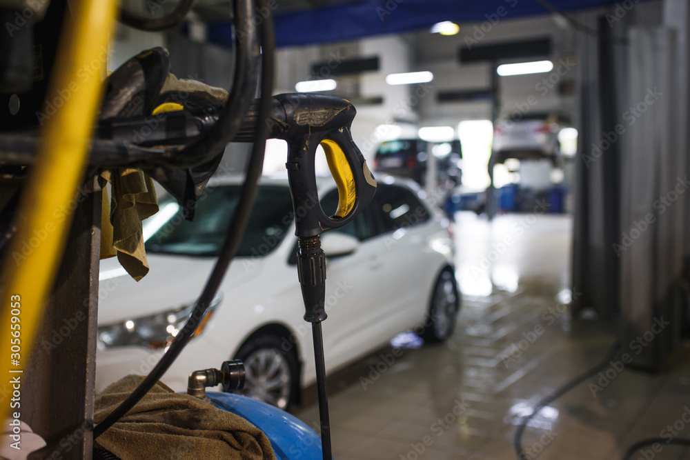 The car is hand-washed. The washer washes the car from the high-pressure apparatus and wipes the glass.