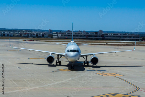 Flugzeug auf dem Flugfeld photo