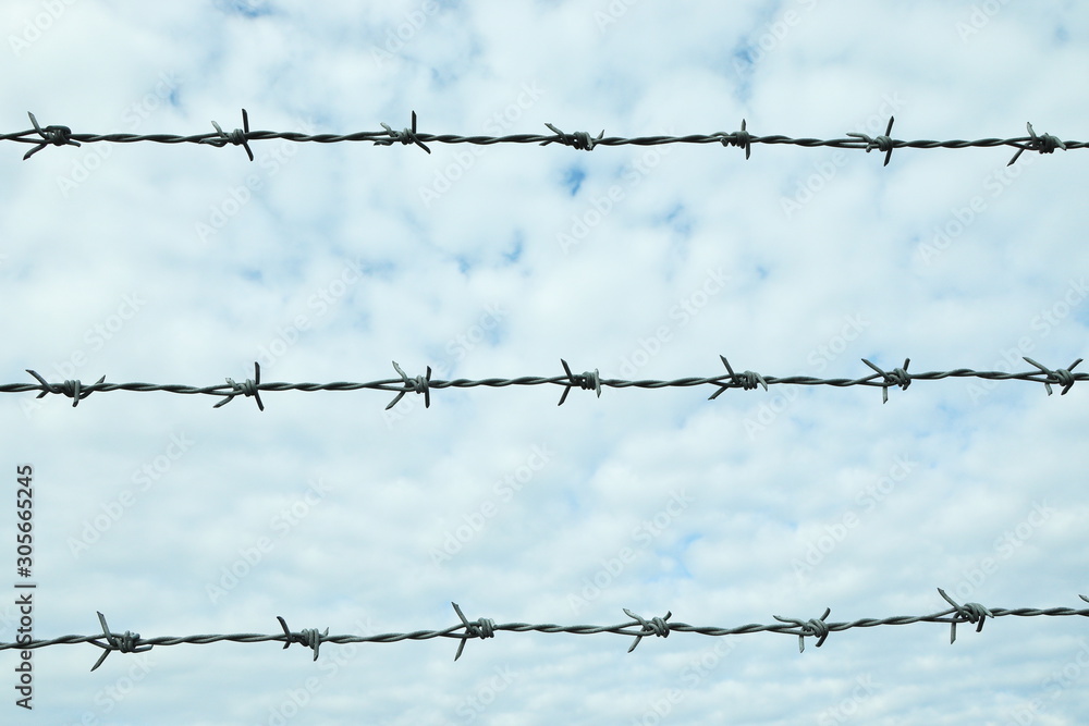 有刺鉄線と空の背景