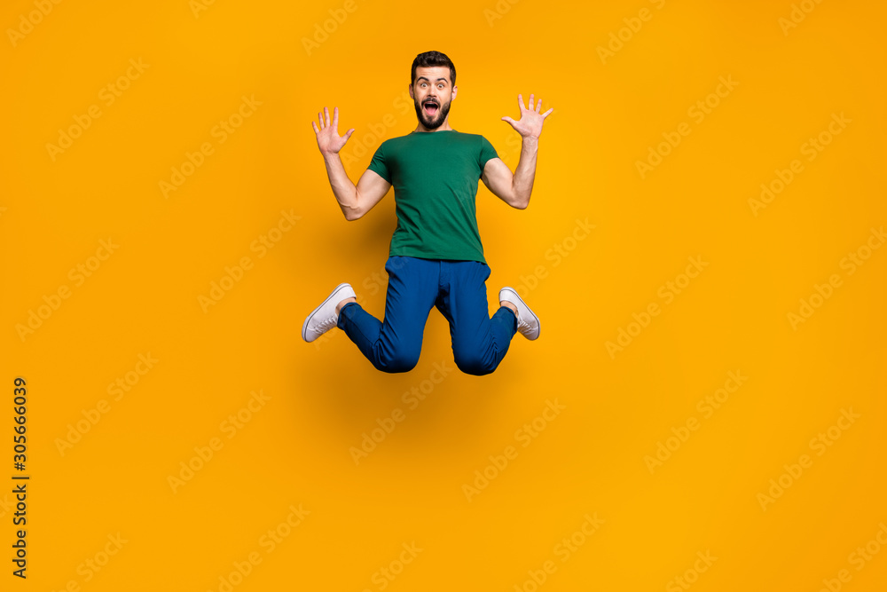 Obraz premium Full size photo of astonished guy hear wonderful black friday discounts information impressed jump scream wow omg wear modern youth clothing isolated over yellow color background