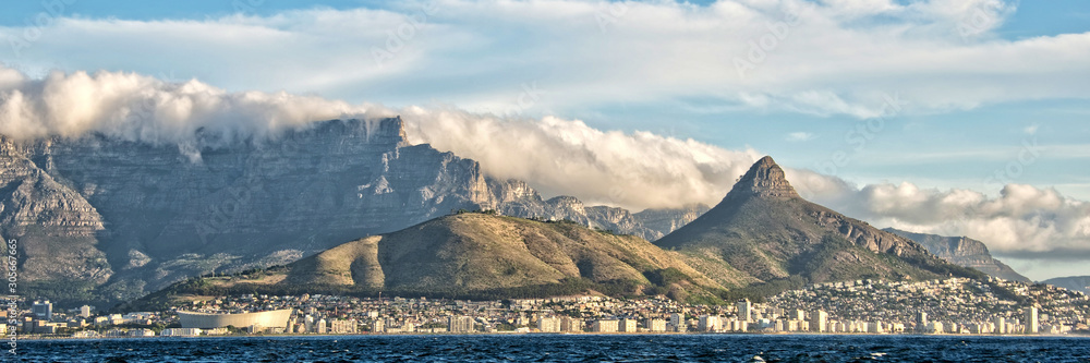 Obraz premium Panorama Kapsztadu i góry stołowej, widok z oceanu, RPA
