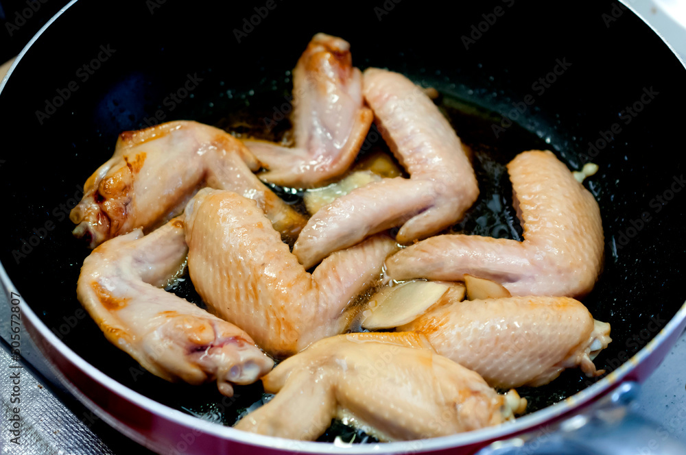 手羽先の甘辛照り焼き(調理中) 手羽先の甘辛照り焼き(調理中)