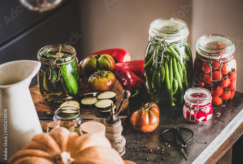 Foto Autumn vegetable pickling and canning