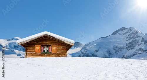 Schihütte in den Schweizer Bergen