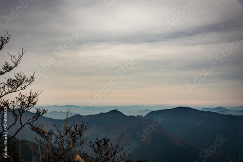 兵庫県・千ヶ峰頂上から 京都方向の山々を眺める