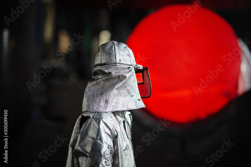 Foto Worker blacksmith in protective clothing