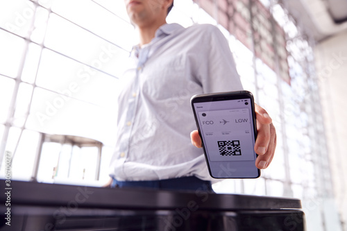 Cuadro en lienzo Male Passenger In Airport Departure Lounge Scanning Digital Boarding Pass On Sma