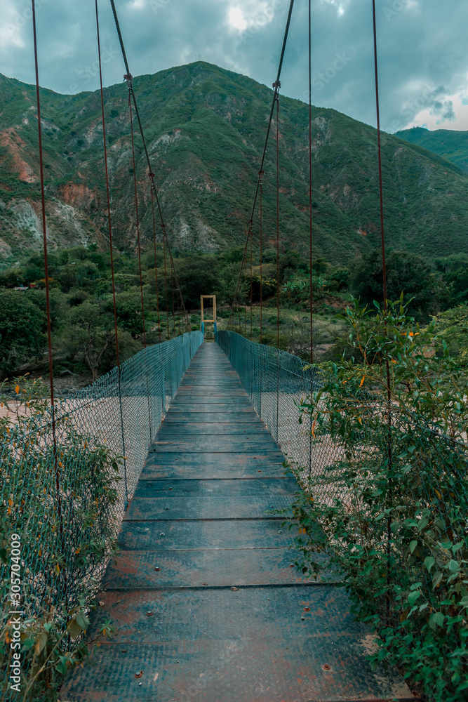 Obraz premium METALLIC SUSPENSION BRIDGE OVER THE CHICAMOCHA RIVER
