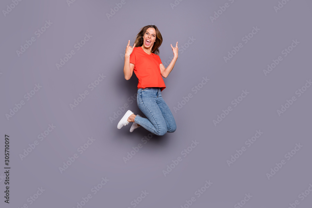Full length photo of rejoicing cheerful teen girl jump show horned symbol enjoy rock-and-roll party scream wear casual style outfit white sneakers isolated over grey color background Full length photo of rejoicing cheerful teen girl jump show horned symbol enjoy rock-and-roll party scream wear casual style outfit white sneakers isolated over grey color background
