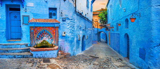 Stickers Marokko Fontein tegen blauwe muur Chefchaouen  © Valery Bareta