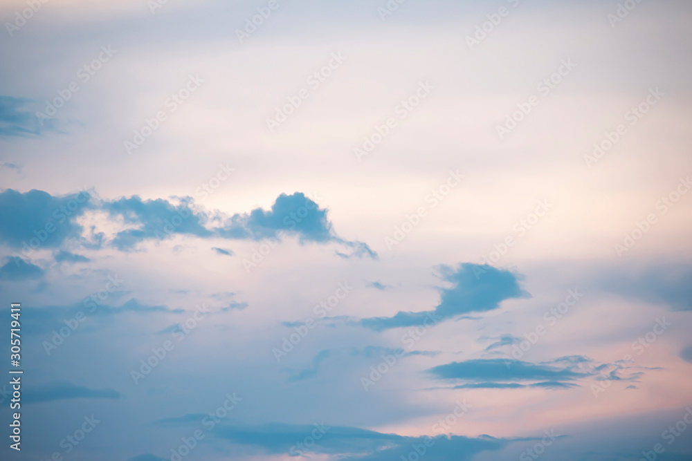 Obraz premium Evening light with clouds and blue sky.