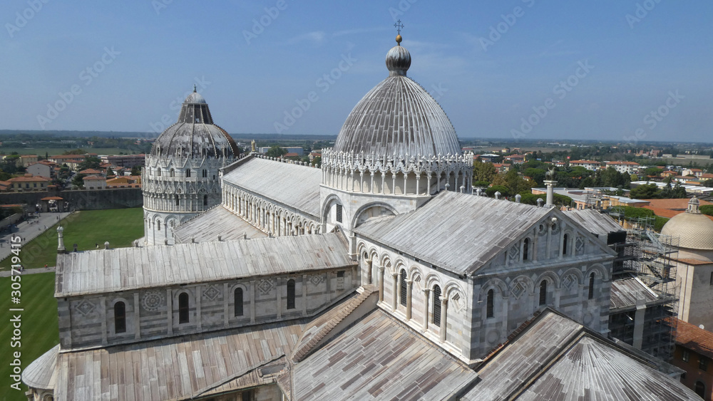 Blick auf Kathedrale und Baptisterium von Pisa