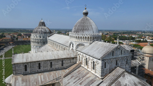 Blick auf Kathedrale und Baptisterium von Pisa