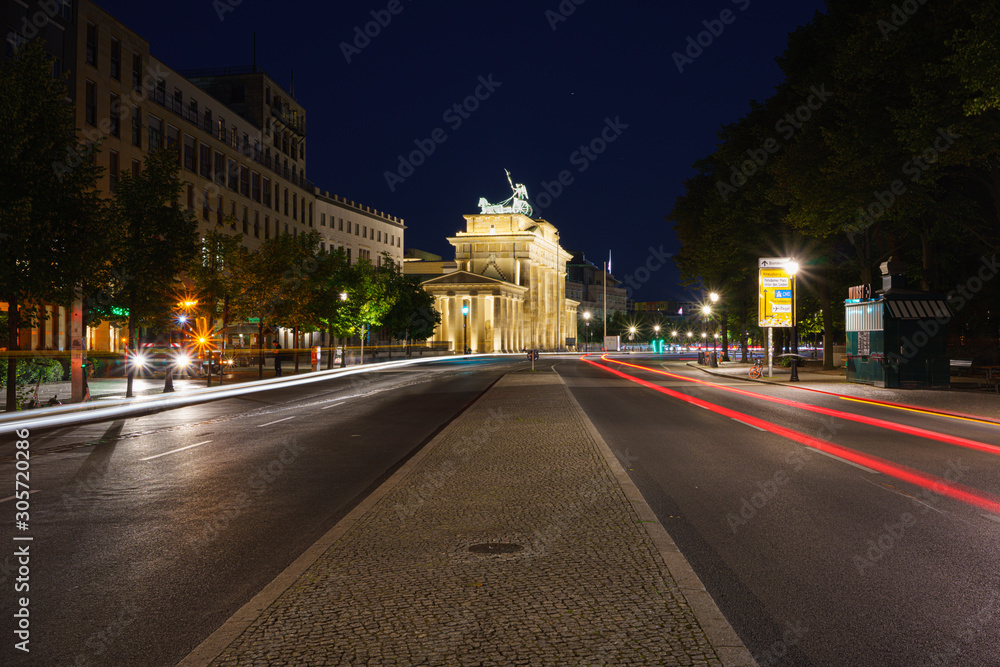 Brandenburger Tor in der Nacht mit Lichtspuren von Fahrzeugen