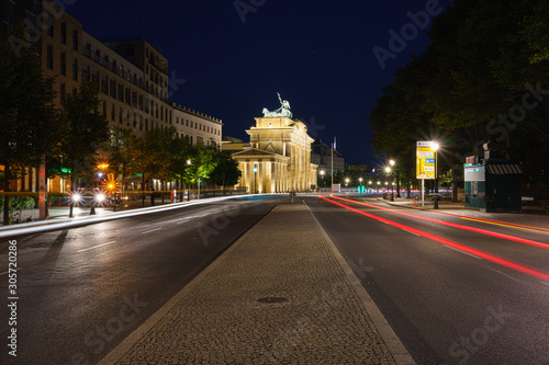 Brandenburger Tor in der Nacht mit Lichtspuren von Fahrzeugen