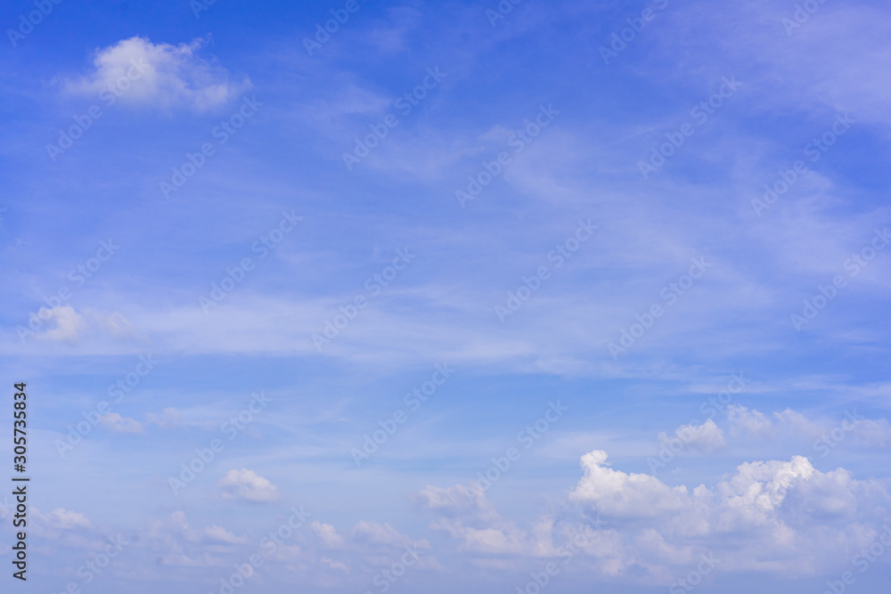 The white clouds floating in the clear sky On a hot, sunny day, the sky is wide open to feel refreshed.