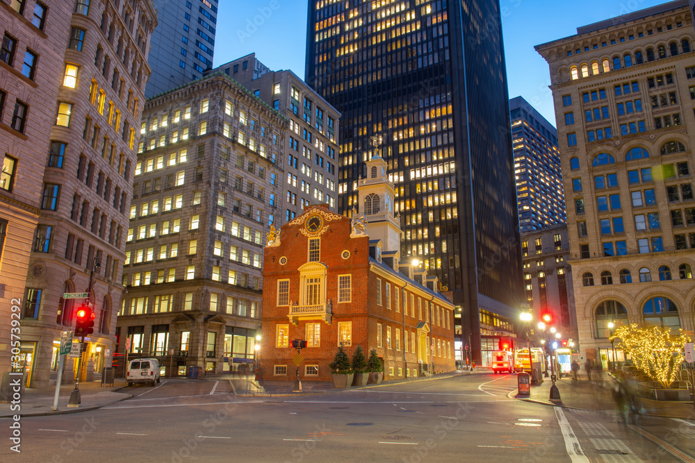Fototapeta premium Old State House on historic Freedom Trail at night in blue hour in downtown Boston, Massachusetts, MA, MA, USA. This building was built in 1713 and is the oldest surviving public building in USA.