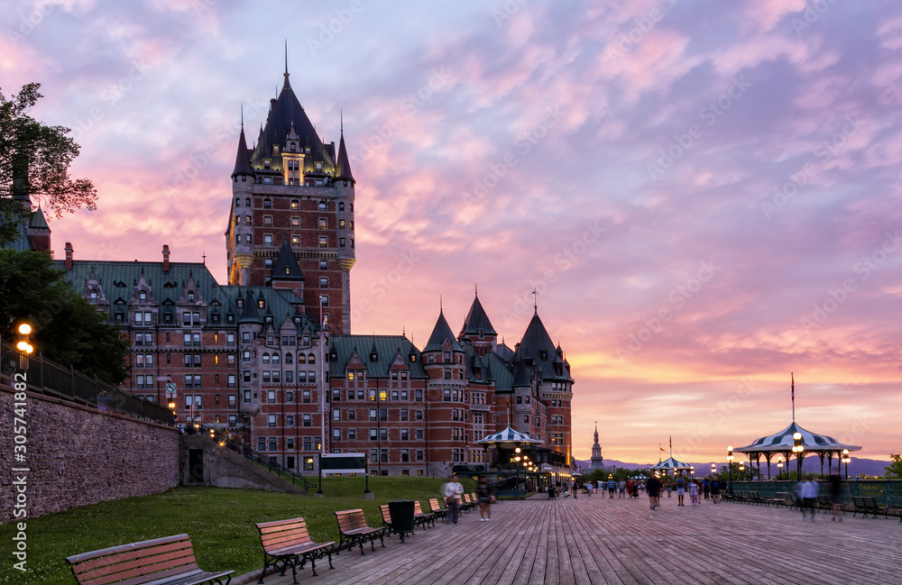 Naklejka premium Panoramę miasta Quebec o zachodzie słońca - Quebec, Kanada