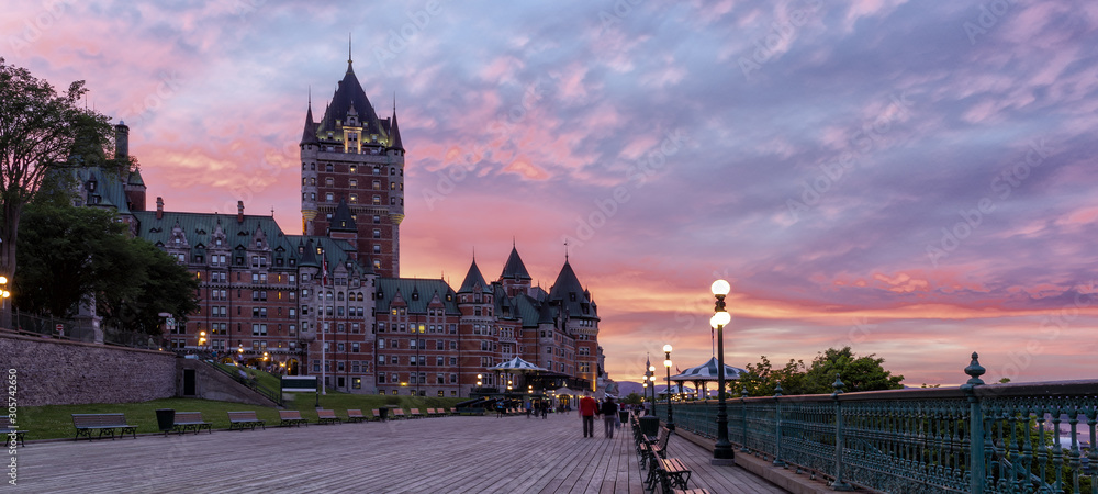 Fototapeta premium Quebec City Skyline at Sunset - Quebec, Canada