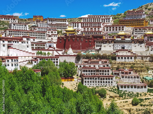Fotografia Ganden monastery near Lhasa in central Tibet. Shangri-la. China.