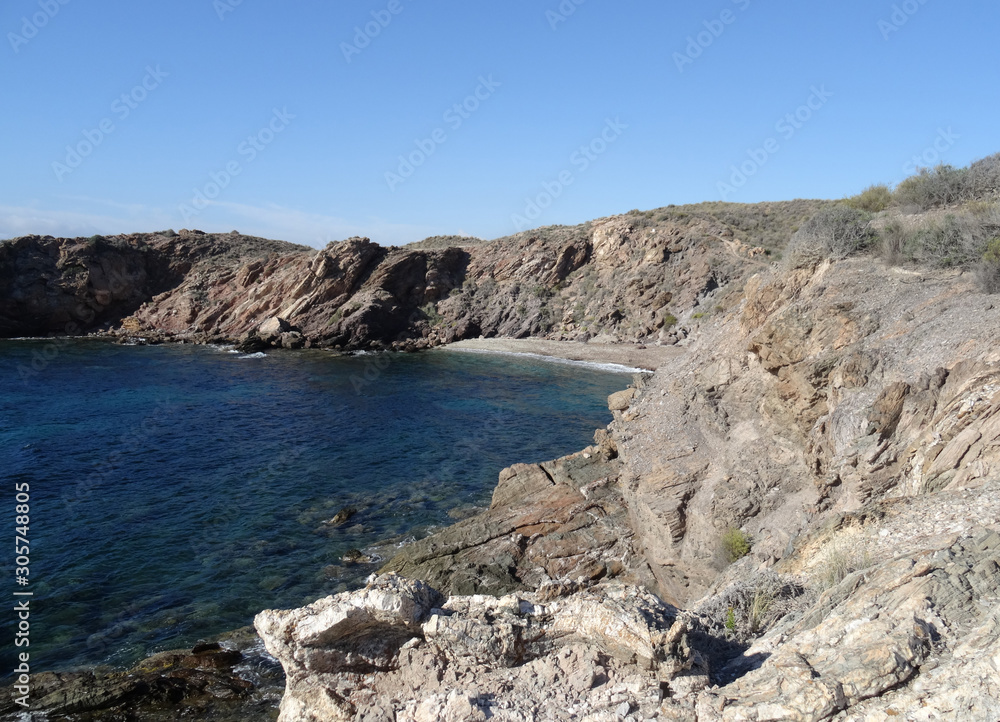 wilde felsküste in der nähe von almeria mit glasklarem wasser und strahlendem sonnenschein wilde felsküste in der nähe von almeria mit glasklarem wasser und strahlendem sonnenschein