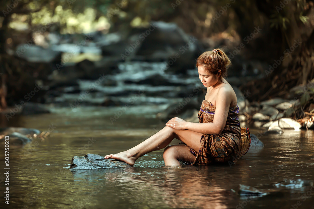 Fototapeta premium Peasant women bathing after completion of daily rice farming work