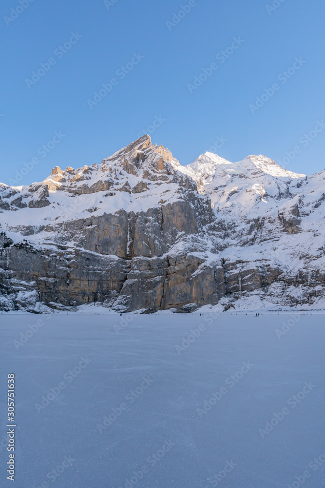Blick vom zugefrorenen Oeschinensee auf das Berner Oberland - Kandersteg, Schweiz