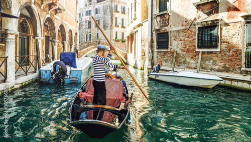 Fotografija venetian gondolier venice italy.