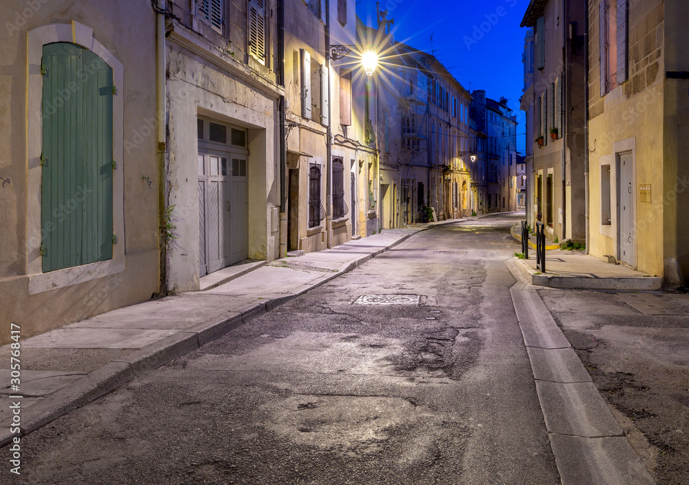 Obraz premium Arles. Old narrow street in the historic center of the city.