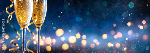 Canvas Print Abstract Celebration With Champagne - Flutes With Defocused Christmas Lights In