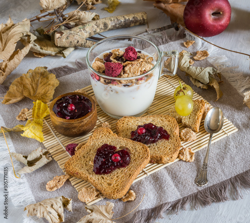 Foto autumnal food background with rusks and jam