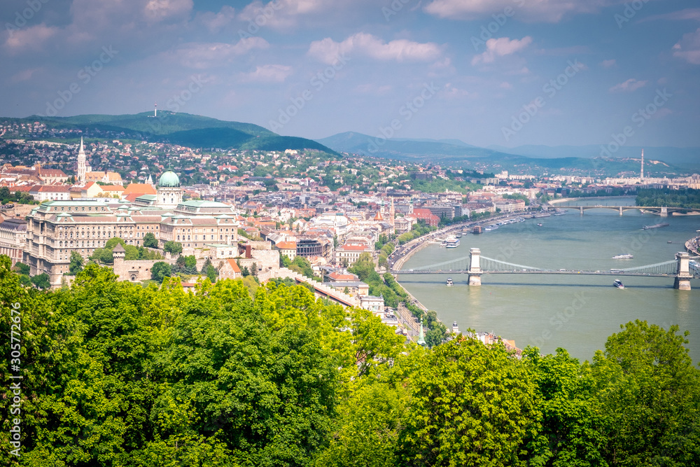 Obraz premium Budapest cityscape with Hungarian parliament building and Danube river, Hungary
