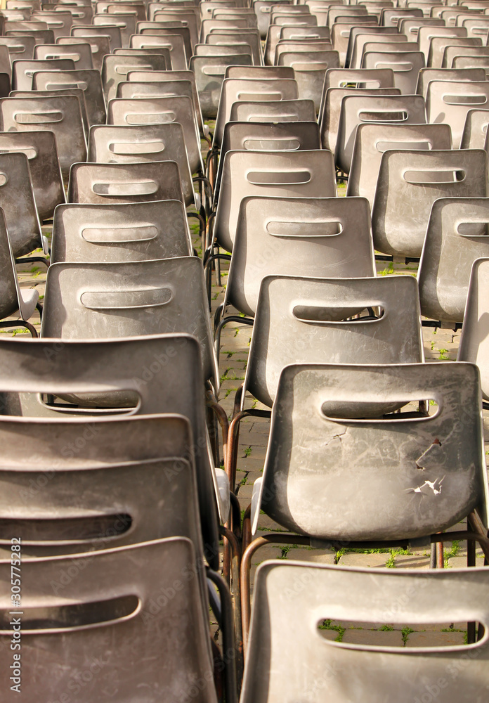 Fototapeta premium Vacant empty plastic chairs pattern