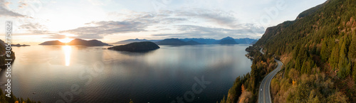 Foto Sea to Sky Hwy in Howe Sound near Horseshoe Bay, West Vancouver, British Columbia, Canada