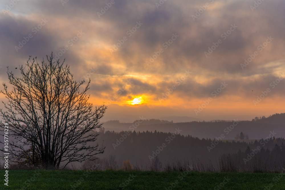 Obraz premium Dramatischer Sonnenaufgang in Hochfranken