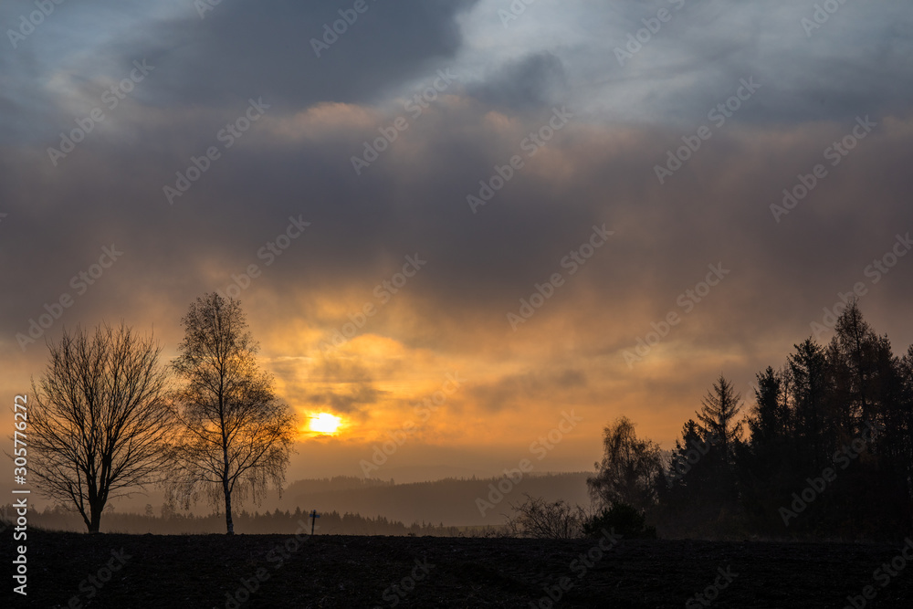 Fototapeta premium Dramatischer Sonnenaufgang in Hochfranken