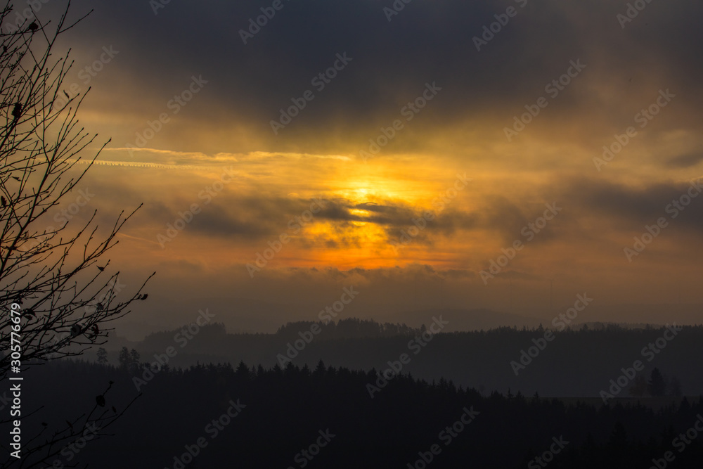 Fototapeta premium Dramatischer Sonnenaufgang in Hochfranken