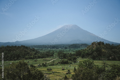 Der Vulkan in Indonesien im Hintergrund