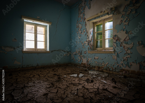 Tableau sur toile Interior of a dirty abandoned  room with dry cracked mud