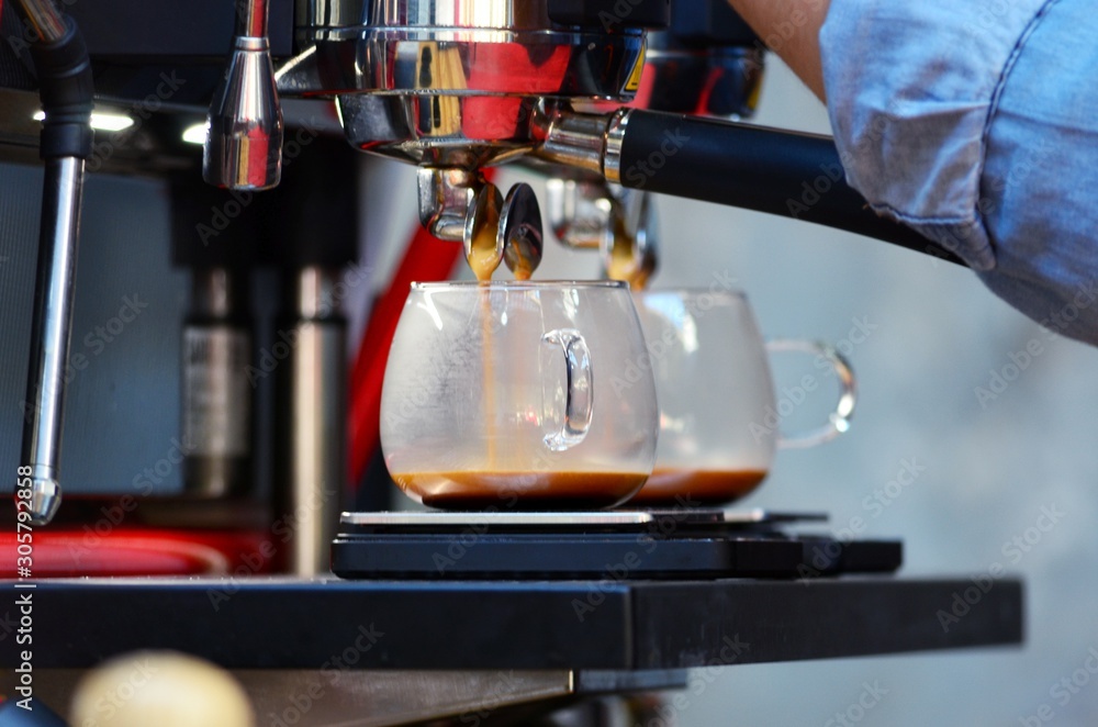 Making espresso in espresso machine 