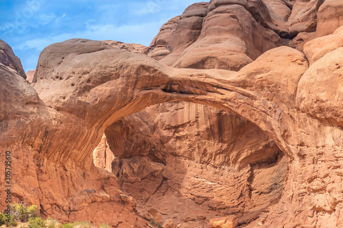 Double arches, Arches National Park, adjacent to the Colorado River, Moab, Utah, USA © Luis