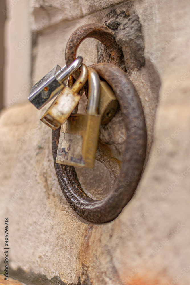 old hook on the wall with padlock, antico anello arrugginito di catena su  muro foto de Stock | Adobe Stock