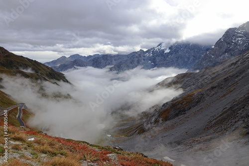 Morgennebel im Tal zwischen den Bergen am Stilfser Joch in Italien