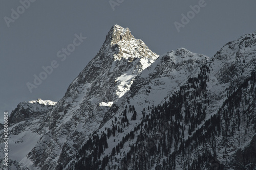 Schneebedeckte Gipfel in den Alpen von Tirol im Ötztal im Winter. Berge und Wald bedeckt mit Schnee.