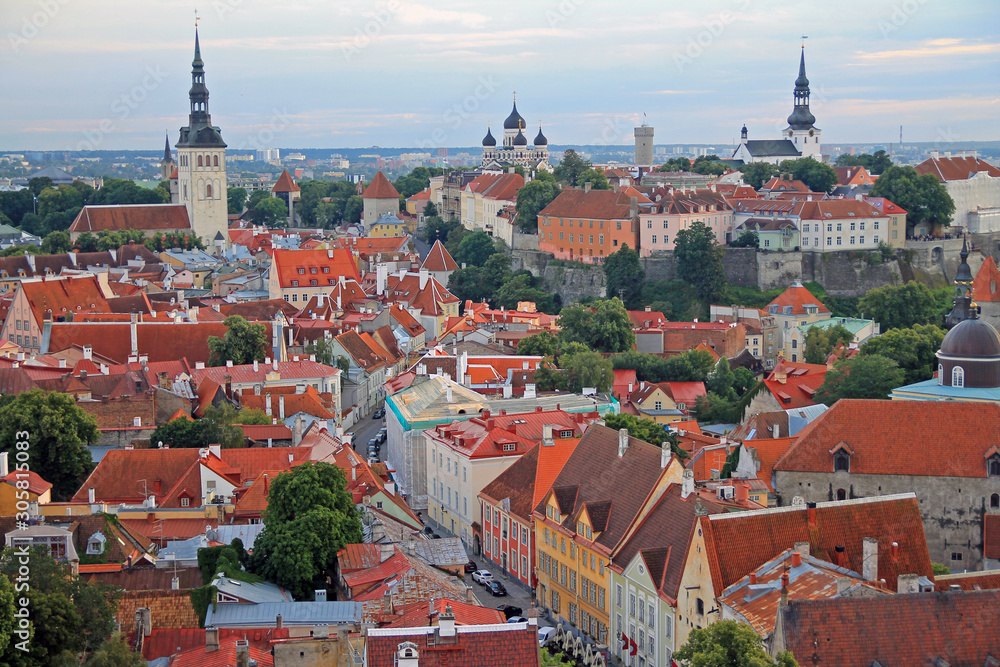 Fototapeta premium Downtown historical medieval Tallinn skyline with colored houses