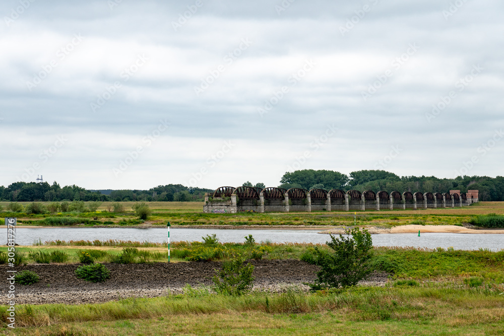Alte Eisenbahnbrücke bei Dömitz an der Elbe
